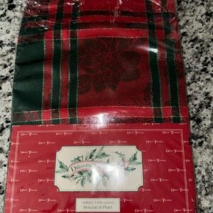 NWT 70 round Christmas tablecloth